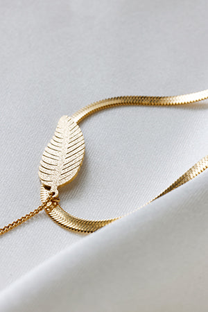 Chain leaf necklace with pearl