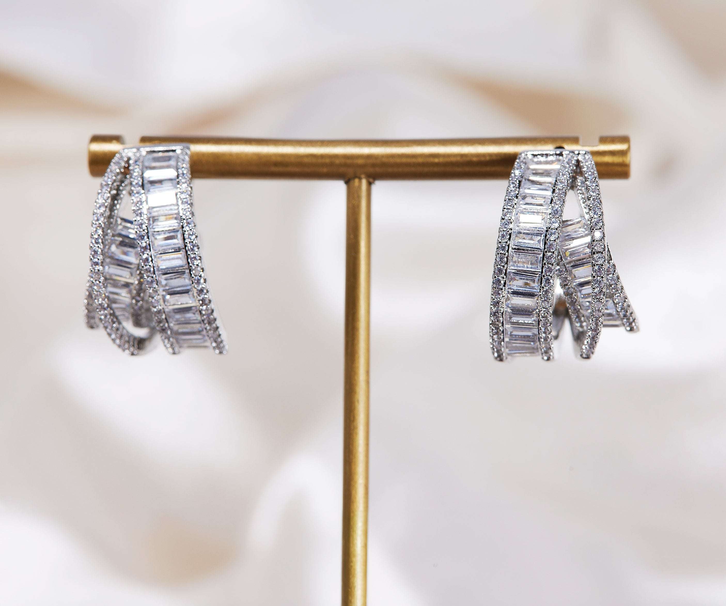 Gold plated earring, zircon diamond
Luxury wear
Elegant
Bridesmaid
Bridal jewelry
Mother’s Day
Best Friend 
Gift for her 
Silver plated
Double hoop 
