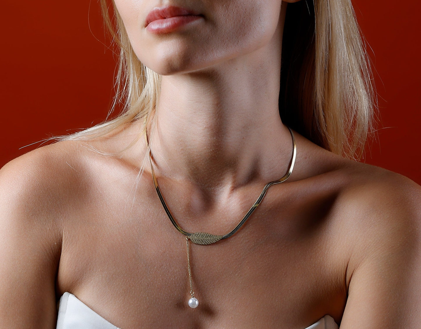 Chain leaf necklace with pearl